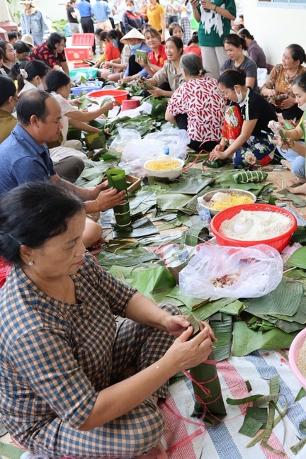 Hàng trăm người dân Đồng Nai trắng đêm gói 3.000 bánh gửi vùng lũ Phú Yên