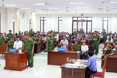 Cán bộ địa chính chiếm đoạt tiền làm sổ đỏ của người dân lãnh 18 năm tù