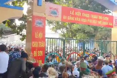 Biển người đổ về Lễ hội chọi trâu Đồ Sơn 2019