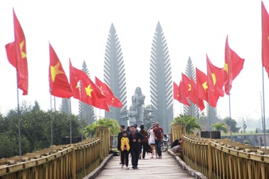Hàng trăm du khách tham quan Di tích lịch sử Quốc gia đôi bờ Hiền Lương