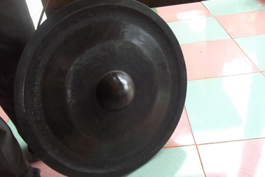 Cháu rể trộm chiêng quý của chú bị vợ tố giác