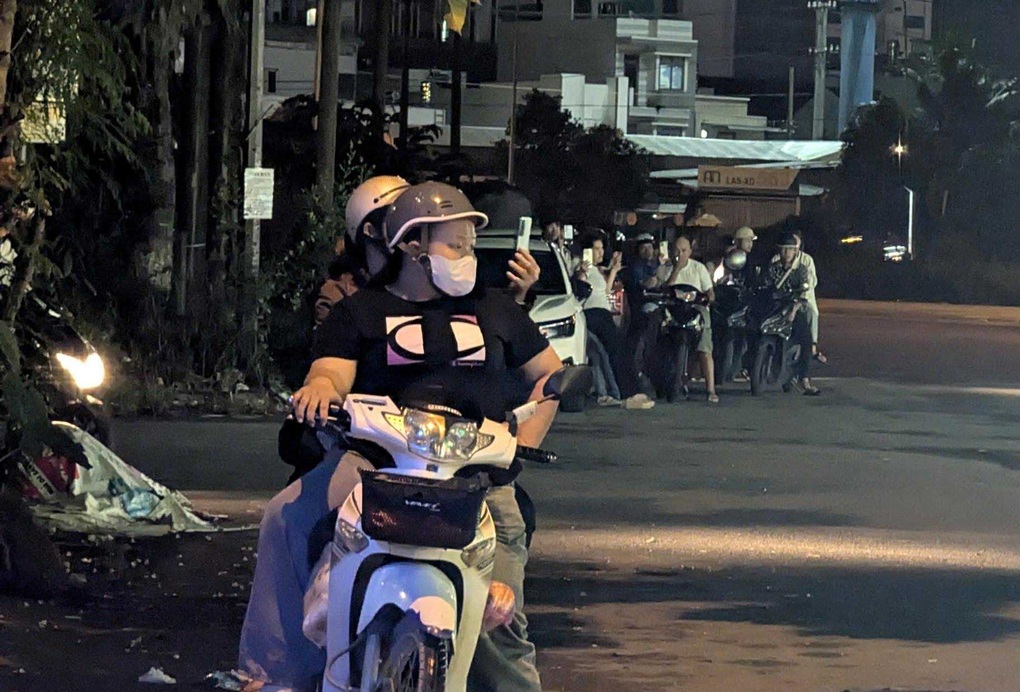 Nhiều người vây quanh nhà Ngân Collagen ở Cần Thơ để livestream - 2