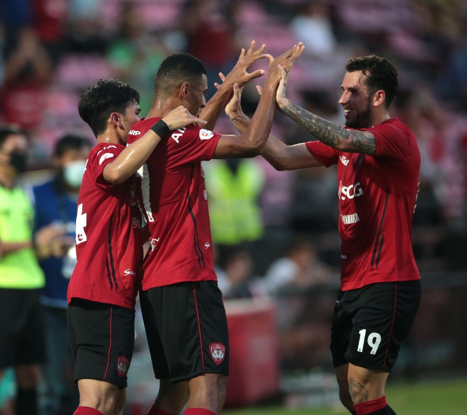 Đặng Văn Lâm lại chơi hay, giúp Muangthong chiến thắng tại Thai-League - 4 Đặng Văn Lâm lại chơi hay, giúp Muangthong chiến thắng tại Thai-League - 4
