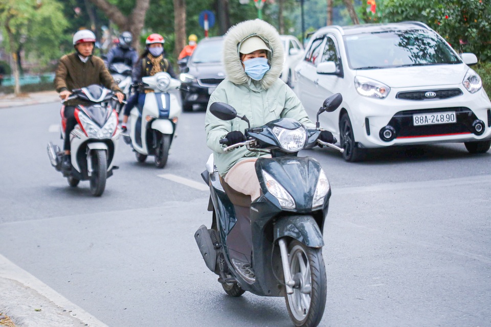 Người Hà Nội co ro trong cái lạnh 9 độ C - 1 Người Hà Nội co ro trong cái lạnh 9 độ C - 1