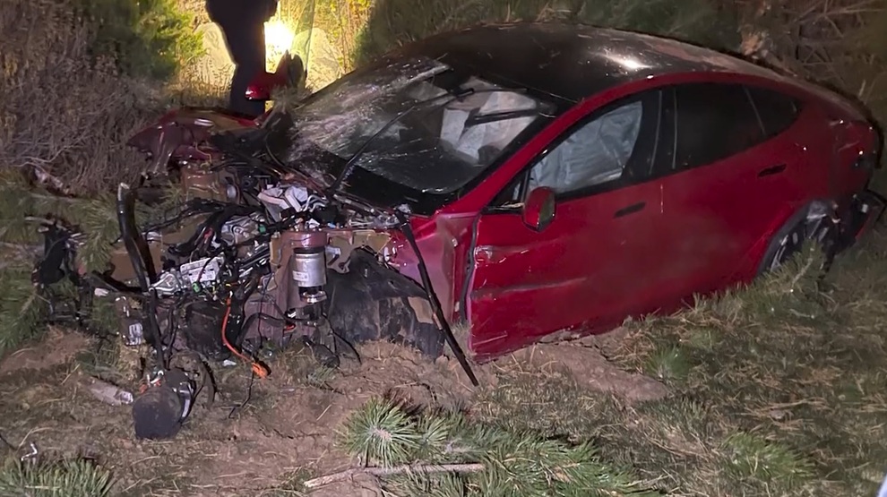 Chiếc Tesla Model S bị hư hại nghiêm trọng, toàn bộ túi khí nổ tung và 7 người ngồi trên xe sống sót đầy may mắn (Ảnh: KSL5TV). Chiếc Tesla Model S bị hư hại nghiêm trọng, toàn bộ túi khí nổ tung và 7 người ngồi trên xe sống sót đầy may mắn (Ảnh: KSL5TV).