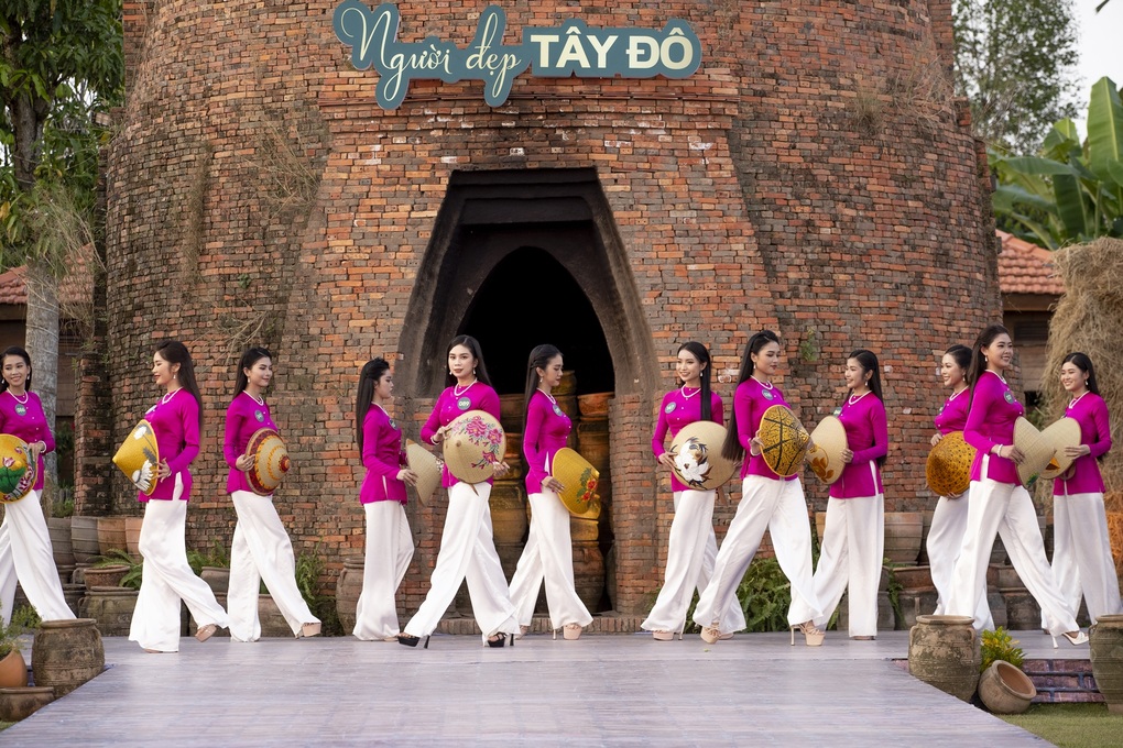 Bán kết Người đẹp Tây Đô: Thí sinh mặc áo bà ba, catwalk giữa đồng lúa - 1 Bán kết Người đẹp Tây Đô: Thí sinh mặc áo bà ba, catwalk giữa đồng lúa - 1