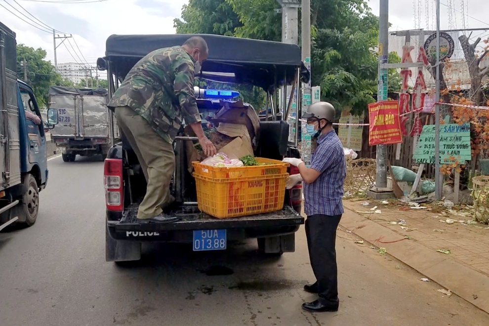 TPHCM: Người dân vẫn vô tư họp chợ trong ngày đầu thực hiện Chỉ thị 16 - 3 TPHCM: Người dân vẫn vô tư họp chợ trong ngày đầu thực hiện Chỉ thị 16 - 3