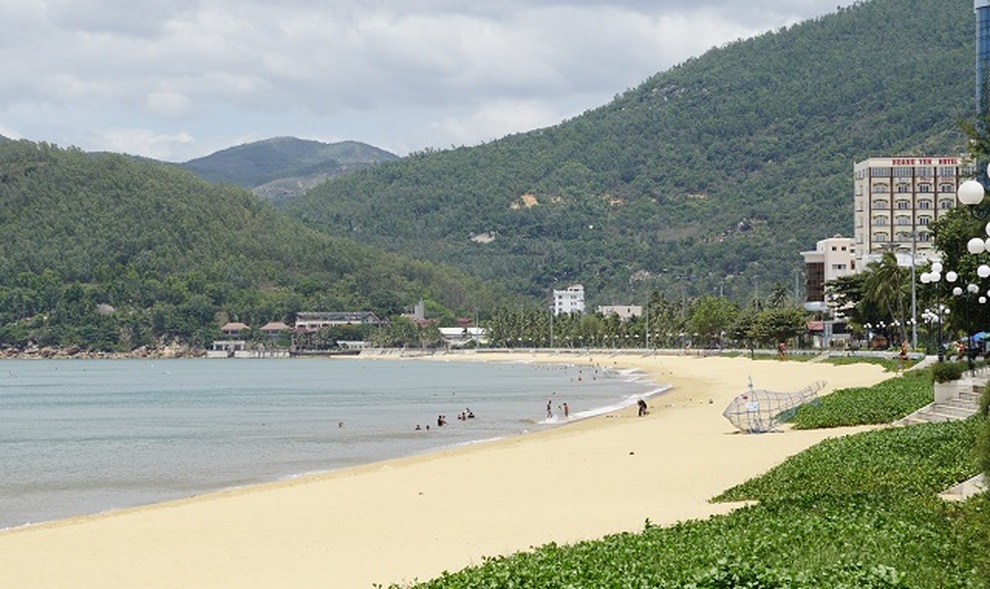 Biển Quy Nhơn vắng lặng ngày Tết Đoan Ngọ mùa dịch Covid-19 - 4 Biển Quy Nhơn vắng lặng ngày Tết Đoan Ngọ mùa dịch Covid-19 - 4