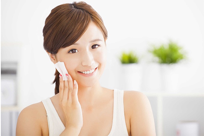 Luôn làm sạch da trước khi đi ngủ. Tẩy da chết đều đặn mỗi tuần để thúc đẩy quá trình tái tạo da.