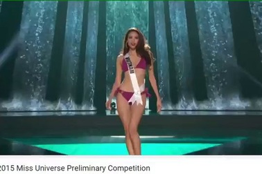 Phạm Hương bốc lửa với bikini