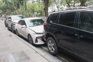 Ô tô bán tải "ủn" 4 phương tiện trên phố Hà Nội