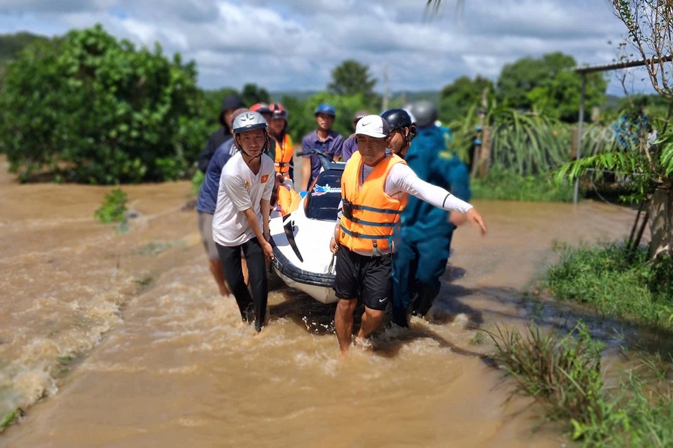 Băng qua lũ dữ cứu dân Lâm Đồng, đội 86 ba lần lật mô tô nước - 1 Băng qua lũ dữ cứu dân Lâm Đồng, đội 86 ba lần lật mô tô nước - 1