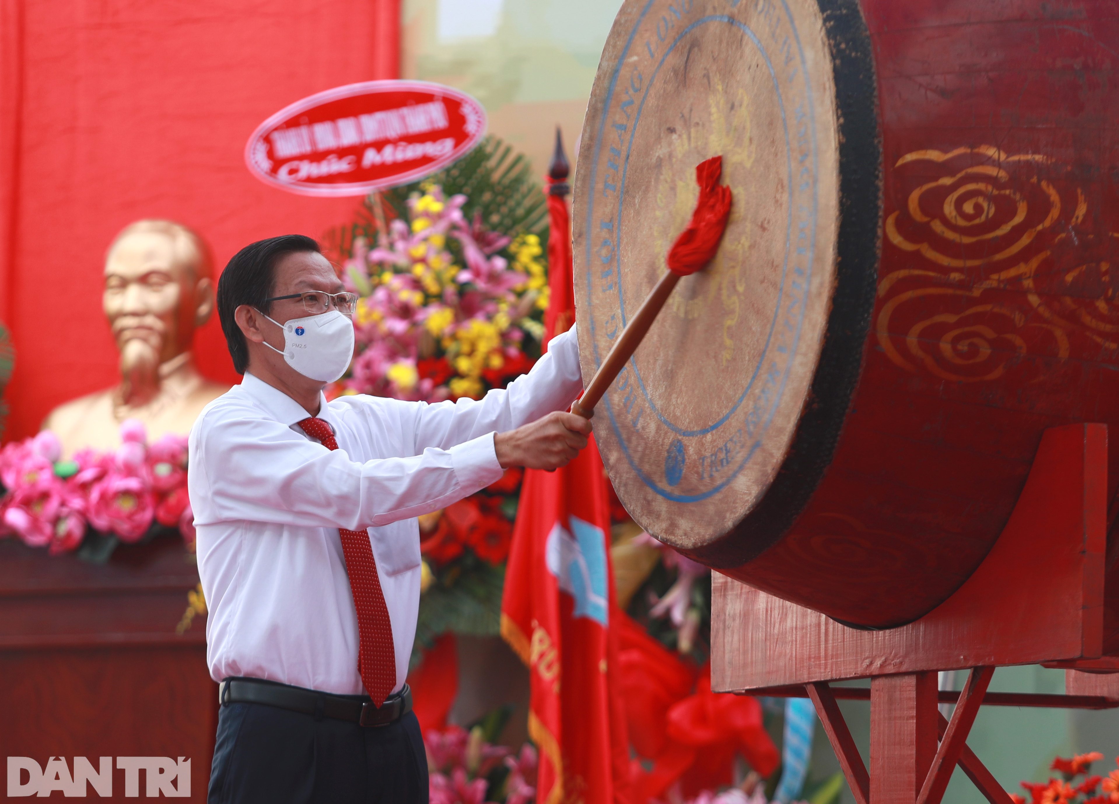 Lãnh đạo, thầy trò ở TPHCM mặc niệm nạn nhân Covid-19 tại Lễ khai giảng - 10 Lãnh đạo, thầy trò ở TPHCM mặc niệm nạn nhân Covid-19 tại Lễ khai giảng - 10