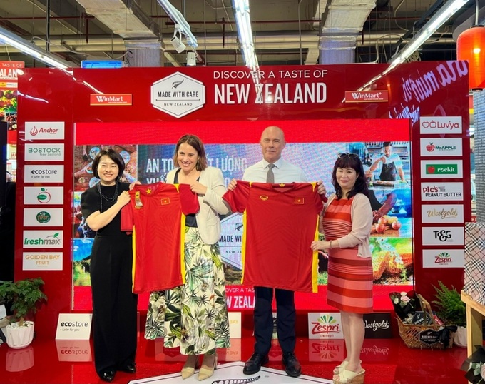 Lãnh đạo WinCommerce trao quà cho đại diện New Zealand