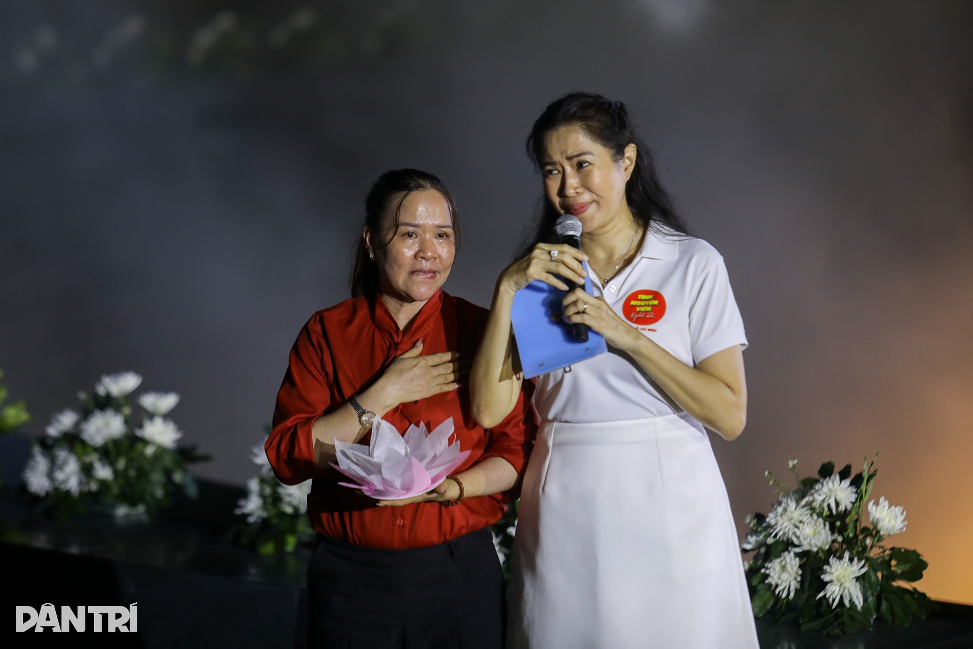 Hơn 1.000 người ở TPHCM thắp nến tưởng niệm nạn nhân Covid-19 - 10
