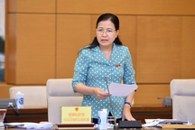 Nhìn gợi tình, nháy mắt liên tục là quấy rối tình dục: Nếu là đồng nghiệp cùng giới thì sao?