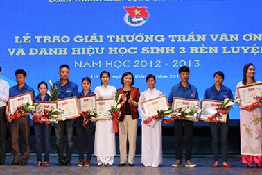 100 HS trung cấp chuyên nghiệp và dạy nghề nhận giải Trần Văn Ơn