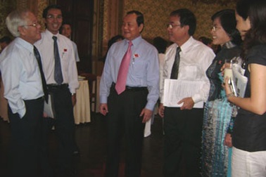 Kiên quyết không hạ chỉ tiêu tăng trưởng GDP 