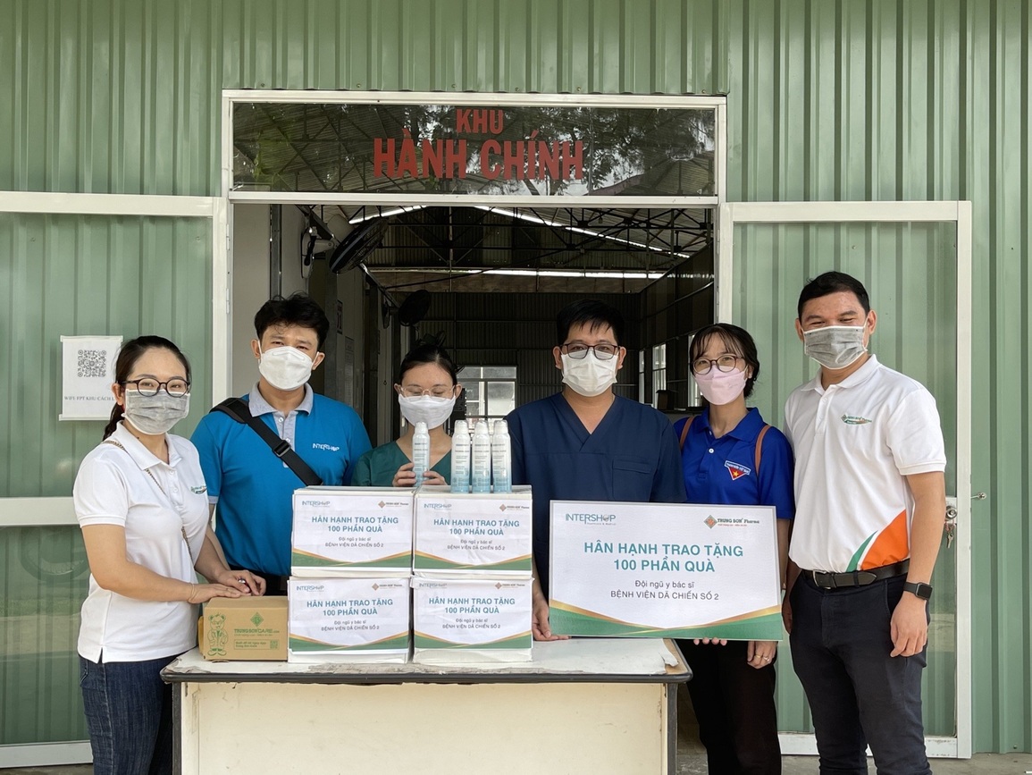 Intershop và Trung Sơn Pharma tặng hơn 500 phần quà chăm sóc sức khỏe cho các y bác sĩ - 2 Intershop và Trung Sơn Pharma tặng hơn 500 phần quà chăm sóc sức khỏe cho các y bác sĩ - 2
