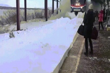 Tàu hỏa Mỹ hất cả "núi tuyết" vào người dân