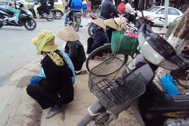 Những phụ nữ co ro chờ việc trong giá lạnh 