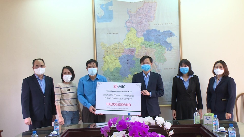 Bảo hiểm Quân đội trao tặng 100 triệu đồng cho y, bác sỹ CDC tỉnh Hải Dương - 1 Bảo hiểm Quân đội trao tặng 100 triệu đồng cho y, bác sỹ CDC tỉnh Hải Dương - 1