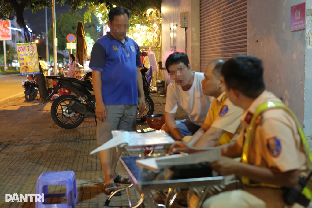 Tài xế ăn nhậu ở TPHCM gọi người đến xin CSGT bỏ qua lỗi vi phạm - 2 Tài xế ăn nhậu ở TPHCM gọi người đến xin CSGT bỏ qua lỗi vi phạm - 2