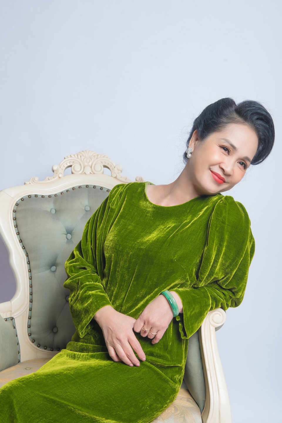 Mẹ chồng Lan Hương trẻ trung, sang trọng với đầm nhung - 1 Mẹ chồng Lan Hương trẻ trung, sang trọng với đầm nhung - 1