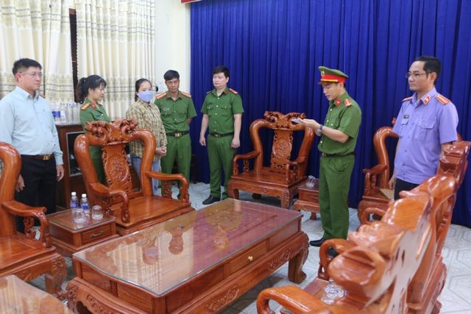 Cơ quan cảnh sát điều tra Công an tỉnh đọc Lệnh bắt tạm giam và Lệnh khám xét
nơi làm việc của bị can Trương Thị Hiệp. (Ảnh: CACC).