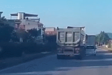 Chuyển hướng không quan sát, xe ben tông lật ngửa xe con như phim hành động