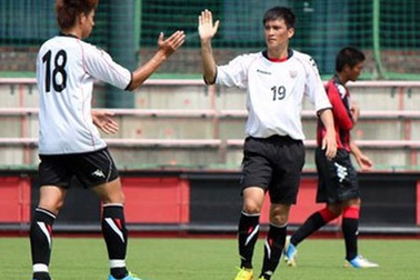 Công Vinh lập cú đúp trong trận đấu tập của Consadole Sapporo