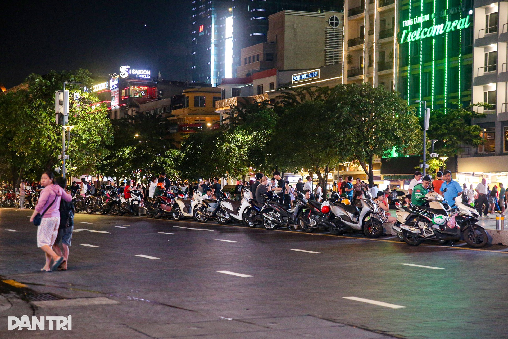 Xóa cảnh hàng rong xổm nhếch nhác, lấn chiếm vỉa hè phố đi bộ Nguyễn Huệ - 8 Xóa cảnh hàng rong xổm nhếch nhác, lấn chiếm vỉa hè phố đi bộ Nguyễn Huệ - 8