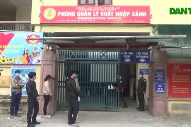 Người đến làm giấy thông hành giảm sốc sau Tết