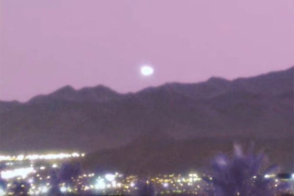 UFO khổng lồ trên bầu trời Las Vegas - 1 UFO khổng lồ trên bầu trời Las Vegas - 1