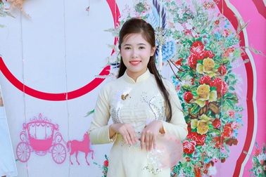 Chuyện tình của cô dâu chú rể sau tấm biển khoe "30 tuổi mới lấy được vợ"