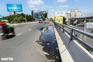 Cầu vượt Nguyễn Hữu Cảnh lại bị lõm mặt, đọng nước sau gần 2 năm sửa chữa
