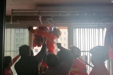 Cụ bà bị treo lơ lửng sau khi ngã từ tầng 19 chung cư Trung Quốc