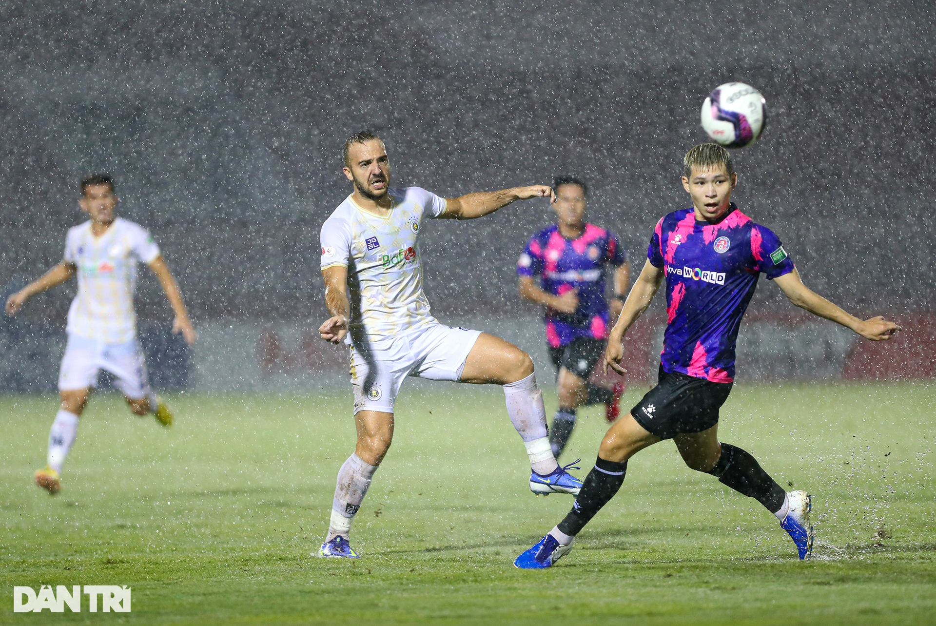 Thủy chiến trên sân Thống Nhất, CLB Hà Nội suýt thất bại trước Sài Gòn FC - 2 Thủy chiến trên sân Thống Nhất, CLB Hà Nội suýt thất bại trước Sài Gòn FC - 2