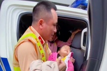 CSGT Hà Nội giúp đỡ gia đình 4 người đi du lịch gặp tai nạn giữa trời mưa