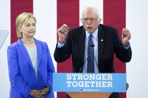 Ông Sanders đòi máy bay riêng để ủng hộ bà Clinton