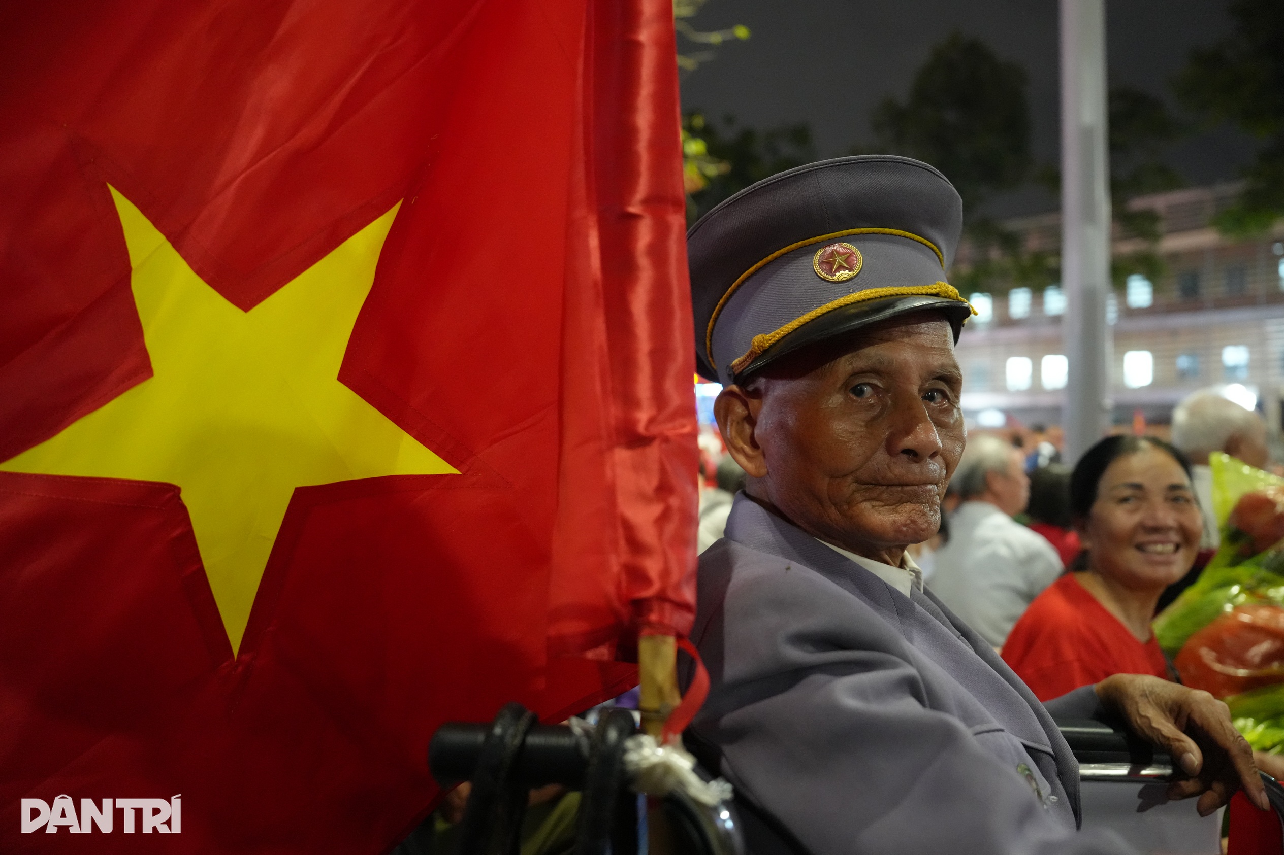 Hàng nghìn cựu chiến binh, đội mưa, thức xuyên đêm chờ đón đoàn diễu binh - 1