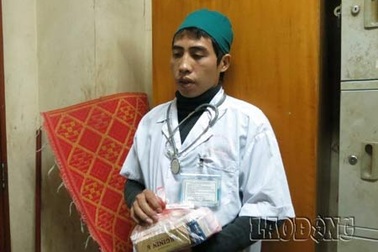 Bắt quả tang bác sĩ “dỏm” vào tận bệnh phòng lừa bệnh nhân ở BV Bạch Mai