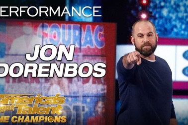 Cựu cầu thủ gây sửng sốt khi trở thành ảo thuật gia