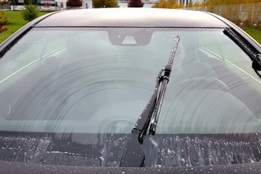 Nước rửa kính ôtô - Dùng nước rửa bát thay thế có được không?