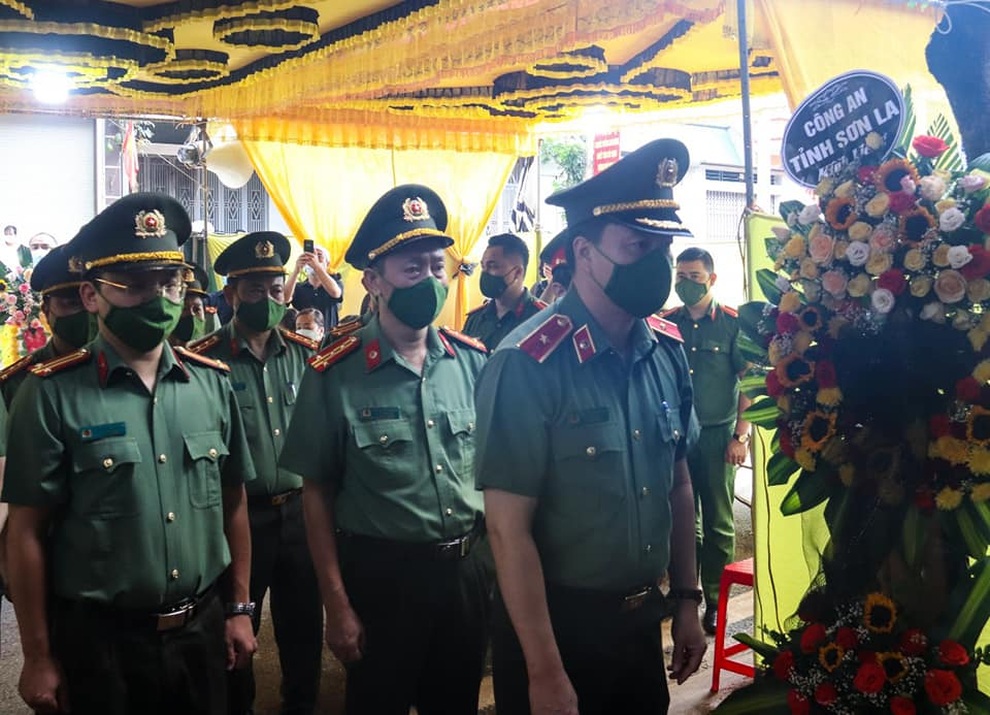 Thiếu tá công an xót xa tiễn biệt cha từ vùng dịch - 3