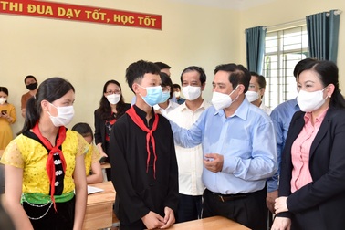 Các bộ trưởng, lãnh đạo phải đi thực tế để cảm nhận khó khăn của giáo dục