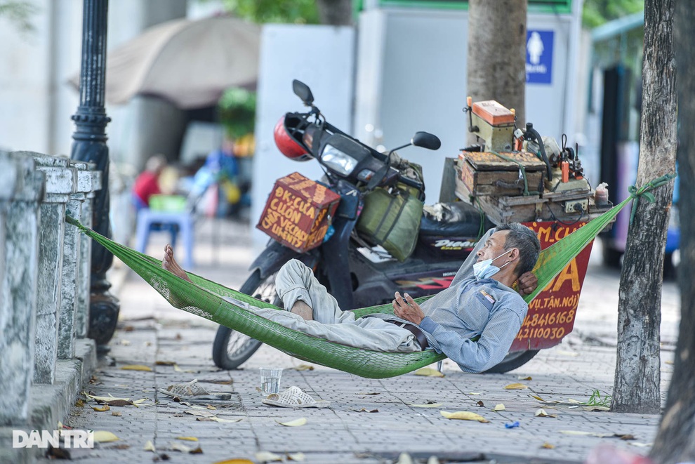 Vỉa hè, ghế đá trở thành... bàn ăn bất đắc dĩ giữa trưa hè nắng cháy da - 11