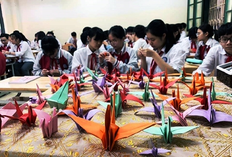 Hàng nghìn cánh hạc bay về vùng lũ miền Trung - 1 Hàng nghìn cánh hạc bay về vùng lũ miền Trung - 1