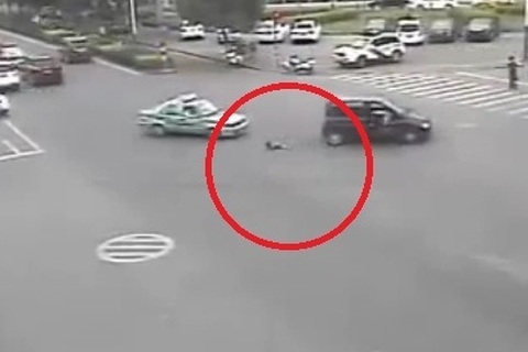 Hãy chốt cửa ôtô và dùng ghế dành riêng cho trẻ em!