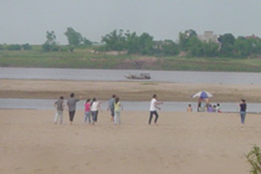 Tai nạn chết người rình rập kè đá sông Hồng